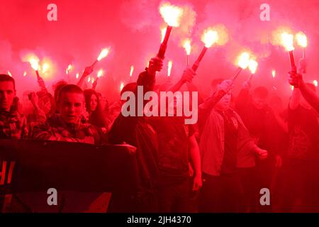 2 maggio 2019, Odessa, Ucraina: I partecipanti sono visti tenere fiamme durante la processione. Gli organizzatori e i partecipanti della marcia sono ''corpo Nazionale'', 'fronte di marcia', e ''settore giusto''. Circa 1,5 mila persone hanno partecipato al 'arco dell'ordine ucraino', che i patrioti hanno fatto il tempo degli eventi del 2 maggio 2014, quando le rivolte di massa hanno ucciso 48 persone. E precedentemente chiamato i Patrioti dell'Ucraina, è un partito politico di estrema destra in Ucraina fondato nel 2016 e poi guidato da Andriy Biletsky. Il settore destro è un settore di destra t Foto Stock