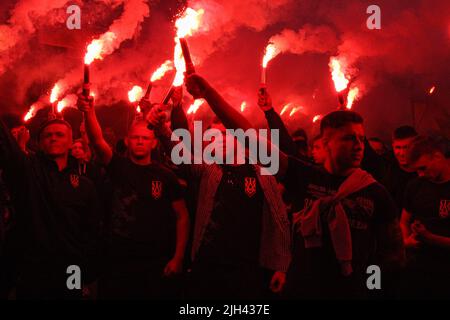 2 maggio 2019, Odessa, Ucraina: I partecipanti sono visti tenere fiamme durante la processione. Gli organizzatori e i partecipanti della marcia sono ''corpo Nazionale'', 'fronte di marcia', e ''settore giusto''. Circa 1,5 mila persone hanno partecipato al 'arco dell'ordine ucraino', che i patrioti hanno fatto il tempo degli eventi del 2 maggio 2014, quando le rivolte di massa hanno ucciso 48 persone. E precedentemente chiamato i Patrioti dell'Ucraina, è un partito politico di estrema destra in Ucraina fondato nel 2016 e poi guidato da Andriy Biletsky. Il settore destro è un settore di destra t Foto Stock