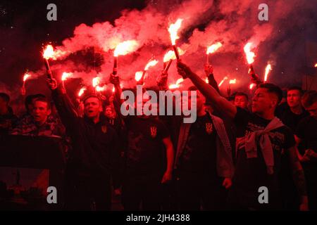 2 maggio 2019, Odessa, Ucraina: I partecipanti sono visti tenere fiamme durante la processione. Gli organizzatori e i partecipanti della marcia sono ''corpo Nazionale'', 'fronte di marcia', e ''settore giusto''. Circa 1,5 mila persone hanno partecipato al 'arco dell'ordine ucraino', che i patrioti hanno fatto il tempo degli eventi del 2 maggio 2014, quando le rivolte di massa hanno ucciso 48 persone. E precedentemente chiamato i Patrioti dell'Ucraina, è un partito politico di estrema destra in Ucraina fondato nel 2016 e poi guidato da Andriy Biletsky. Il settore destro è un settore di destra t Foto Stock