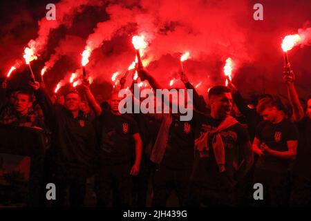 2 maggio 2019, Odessa, Ucraina: I partecipanti sono visti tenere fiamme durante la processione. Gli organizzatori e i partecipanti della marcia sono ''corpo Nazionale'', 'fronte di marcia', e ''settore giusto''. Circa 1,5 mila persone hanno partecipato al 'arco dell'ordine ucraino', che i patrioti hanno fatto il tempo degli eventi del 2 maggio 2014, quando le rivolte di massa hanno ucciso 48 persone. E precedentemente chiamato i Patrioti dell'Ucraina, è un partito politico di estrema destra in Ucraina fondato nel 2016 e poi guidato da Andriy Biletsky. Il settore destro è un settore di destra t Foto Stock