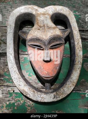 maschera africana intagliata e tagliata in legno Foto Stock