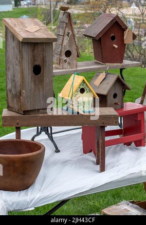 Collezione di case rustiche di uccelli in legno, in vendita presso una mostra all'aperto d'arte e artigianato Foto Stock