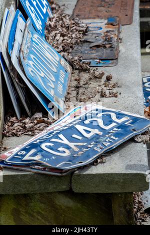 Maggio 12 2022 Michigan USA; pile di vecchie targhe sono in vendita per collezionisti e persone che li utilizzano per l'arte e l'artigianato Foto Stock