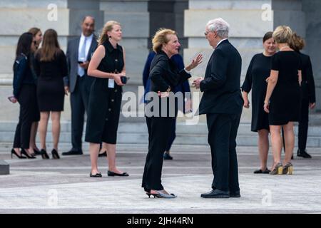 Washington DC, Stati Uniti. 14th luglio 2022. Il leader della minoranza del Senato degli Stati Uniti Mitch McConnell (repubblicano del Kentucky), chiacchiera con il senatore statunitense Shelley Moore Capito (repubblicano della Virginia occidentale), Dopo il Distretto militare di Washington Casket Team porta Woody Williams rimane lungo il fronte est Centro gradini su Capitol Hill per Chief Warrant Officer 4 Hershel Woodrow “Woody” Williams nella Rotunda Giovedi, 14 luglio 2022. Williams, l'ultimo destinatario vivente della medaglia d'onore della seconda guerra mondiale, è scomparsa all'inizio della mattinata del 29 giugno 2022. Durante la seconda guerra mondiale, Williams ha servito in Nuova Caledonia, Guadalcanal, Foto Stock