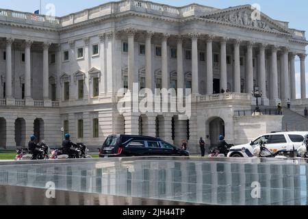 Washington, DC, Stati Uniti. 14th luglio 2022. Un hearse che porta la casket del Marine Chief Warrant Officer 4 Hershel Woodrow âWoodyâ Williams, l'ultimo sopravvissuto alla seconda guerra mondiale Medal of Honor destinatario, è scortato dalle forze dell'ordine al di fuori del Campidoglio degli Stati Uniti, a Washington, DC, USA, 14 luglio 2022. Il veterano del corpo Marino, morto il 29th giugno, ha ricevuto il premio nationâs più alto per le sue azioni su Iwo Jima. Credit: Eric Lee/Pool via CNP/dpa/Alamy Live News Foto Stock