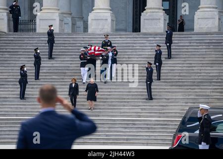Washington DC, Stati Uniti. 14th luglio 2022. Il Distretto militare del Team di Washington Casket porta Woody Williams rimane lungo i gradini del Centro del fronte Est su Capitol Hill per il Chief Warranty Officer 4 Hershel Woodrow “Woody” Williams nella Rotunda Giovedì 14 luglio 2022. Williams, l'ultimo destinatario vivente della medaglia d'onore della seconda guerra mondiale, è scomparsa all'inizio della mattinata del 29 giugno 2022. Durante la seconda guerra mondiale, Williams servì in Nuova Caledonia, Guadalcanal e Guam prima di atterrare a Iwo Jima dove le sue azioni gli valsero la Medaglia d'onore. Credit: Haiyun Jiang/Pool via CNP Credit: dpa Picture Alliance/Alamy Live Foto Stock