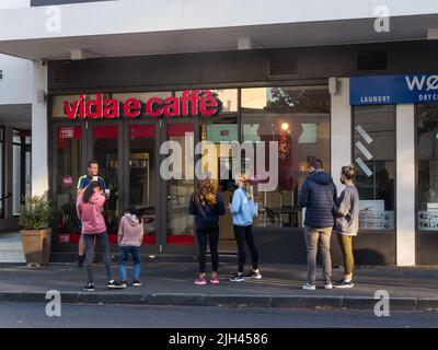 Vida e caffe' con clienti o persone in coda per acquistare caffe' caldo in un giorno d'inverno di prima mattina durante la pandemia a Città del Capo, Sud Africa Foto Stock