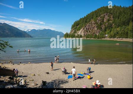 La folla estiva si gode la spiaggia al Porteau Cove Provincial Park, lungo Howe Sound vicino a Squamish BC, Canada. Foto Stock