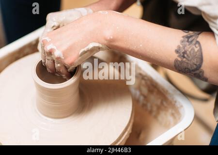 Produzione di ceramiche presso lo studio artigiano Foto Stock