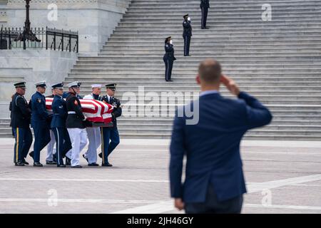 Washington DC, Stati Uniti. 14th luglio 2022. Il Team del Distretto militare di Washington Casket porta i resti di Woody Williams lungo i gradini del Centro del fronte Est su Capitol Hill per il Chief Warrant Officer Officer 4 Hershel Woodrow “Woody” Williams nella Rotunda Giovedì 14 luglio 2022. Williams, l'ultimo destinatario vivente della medaglia d'onore della seconda guerra mondiale, è scomparsa all'inizio della mattinata del 29 giugno 2022. Durante la seconda guerra mondiale, Williams servì in Nuova Caledonia, Guadalcanal e Guam prima di atterrare a Iwo Jima dove le sue azioni gli valsero la Medaglia d'onore. Photo by Haiyun Jiang/Pool/ABACAPRESS.COM Credit: Abaca Press/Alamy Live Foto Stock
