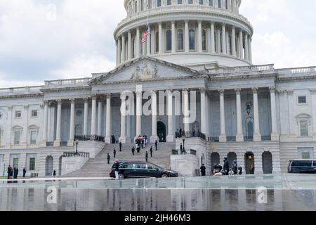 Washington DC, Stati Uniti. 14th luglio 2022. La scrigno del Marine Chief Warrant Officer 4 Hershel Woodrow “Woody” Williams, l’ultimo destinatario sopravvissuto della seconda guerra mondiale della medaglia d’onore, viene effettuata dalla Rotunda del Campidoglio degli Stati Uniti, a Washington, DC, USA, luglio 14, 2022. Il veterano del corpo dei Marine, morto il 29th giugno, ha ricevuto il premio più alto della nazione per le sue azioni su Iwo Jima. Foto di Eric Lee/Pool/ABACAPRESS.COM Credit: Abaca Press/Alamy Live News Foto Stock