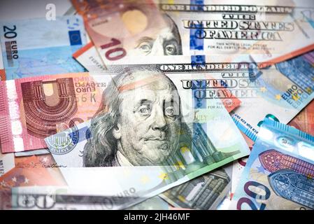 Euro e dollari come sfondo di affari, concetto di immagine sulla parità tra due valute Foto Stock