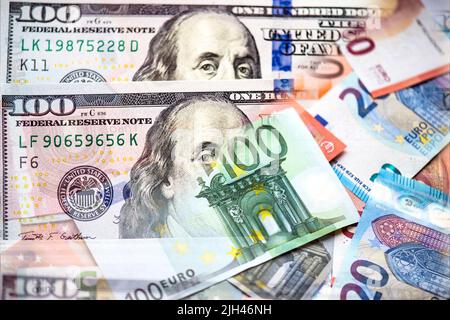 Euro e dollari come sfondo di affari, concetto di immagine sulla parità tra due valute Foto Stock