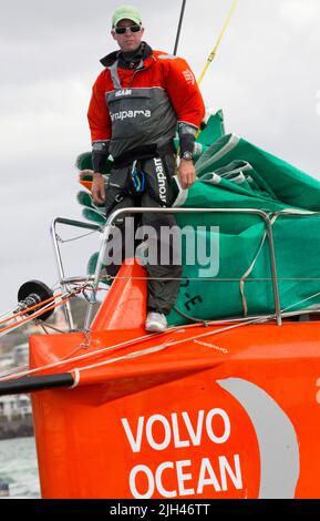 Groupama Sailing Team bowman Brad Marsh tiene sotto controllo il team che gareggia nella gara di porto come parte della Volvo Ocean Race, Auckland, Nuova Zelanda, SA Foto Stock