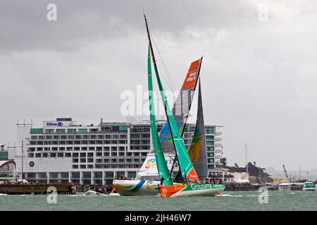 Il Team Sanya, Left e il Groupama Sailing Team competono nella gara di porto come parte della Volvo Ocean Race, Auckland, Nuova Zelanda, Foto Stock