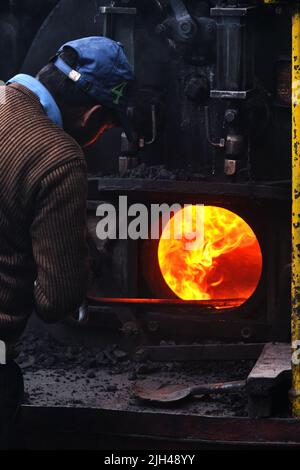 DARJEELING, INDIA - 22 GIUGNO 2022, primo piano dettaglio del treno giocattolo del motore a vapore di Darjeeling Himalayan ferrovia alla stazione, Darjeeling Himalayan ferrovia Foto Stock