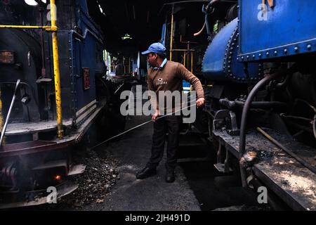 DARJEELING, INDIA - 22 GIUGNO 2022, primo piano dettaglio del treno giocattolo del motore a vapore di Darjeeling Himalayan ferrovia alla stazione, Darjeeling Himalayan ferrovia Foto Stock