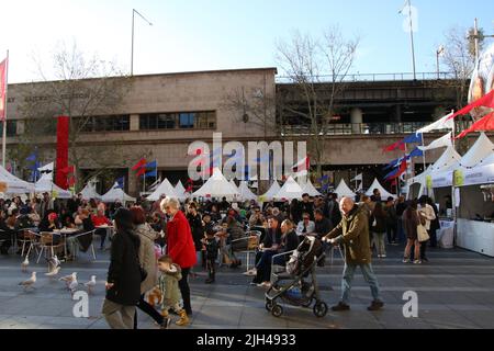 Sydney, Australia. 14th luglio 2022. I francesi tornano al piazzale della dogana per celebrare il Festival della Bastiglia del 8th. Bastille Festival Sydney è un ingresso gratuito, festa culturale francese di cibo, vino e arte, che si tiene ogni anno nel cortile della dogana di Sydney, da giovedì 14 luglio 2022 a domenica 17 luglio 2022. Credit: Richard Milnes/Alamy Live News Foto Stock