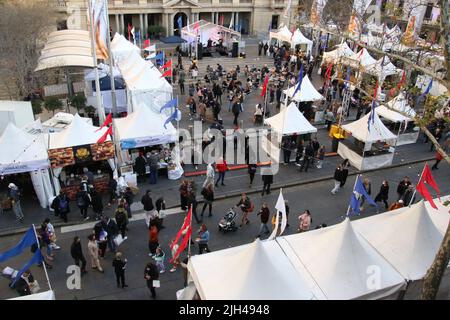 Sydney, Australia. 14th luglio 2022. I francesi tornano al piazzale della dogana per celebrare il Festival della Bastiglia del 8th. Bastille Festival Sydney è un ingresso gratuito, festa culturale francese di cibo, vino e arte, che si tiene ogni anno nel cortile della dogana di Sydney, da giovedì 14 luglio 2022 a domenica 17 luglio 2022. Credit: Richard Milnes/Alamy Live News Foto Stock