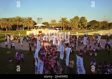 I partecipanti al Color Walk si riuniscono al Parco Zabeel al termine della gara. Divertente evento all'aperto in una giornata estiva soleggiata a Dubai, Emirati Arabi Uniti. Foto Stock