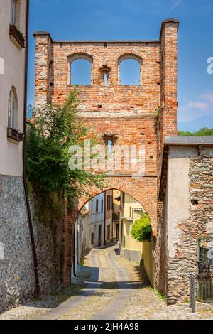 Vista della storica porta di Santa Maria in mattoni ad Avigliana, nel Nord Italia Foto Stock