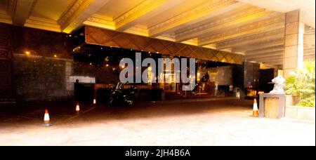 Un'entrata stravagante dell'hotel per le persone che entrano e fanno il check in per il loro soggiorno. Foto Stock