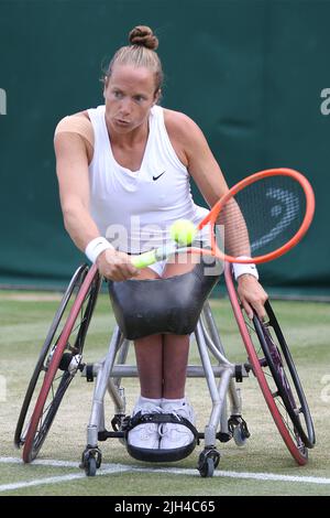 Jiske Griffioen dei Paesi Bassi è un tennista olandese che gioca nella competizione femminile di single su sedia a rotelle al Wimbledon 2022. Foto Stock