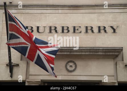 Foto di archivio datata 18/05/22 di una vista generale di un segno di Burberry. Continua le restrizioni di Covid-19 in Cina hanno tenuto il rivenditore Burberry indietro dal rimbalzo allineare dalla pandemia, le ultime cifre dell'azienda mostrano. Il marchio di moda ha detto che le vendite del primo trimestre sono sceso del 35% nel paese, un mercato vitale per i suoi vestiti. Data di emissione: Venerdì 15 luglio 2022. Foto Stock