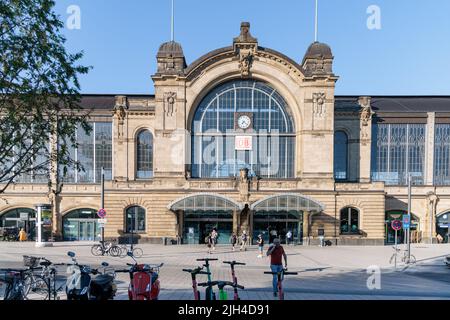 Amburgo, Germania. 23rd giugno 2022. Vista da Dag-Hammarskjöld-Platz a Dammtor Bahnhof, una delle cinque stazioni ferroviarie a lunga distanza di Amburgo. Credit: Markus Scholz/dpa/Alamy Live News Foto Stock