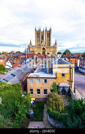 Lincolnshire è una delle città più popolari del Regno Unito. Qui una vista dal Castello di Lincoln guardando attraverso la città appena prima del tramonto, su un Foto Stock