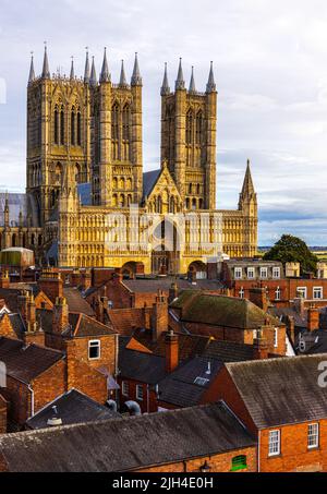 Lincolnshire è una delle città più popolari del Regno Unito. Qui una vista dal Castello di Lincoln che guarda attraverso la citta', alla Cattedrale di Lincoln, j Foto Stock