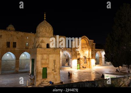 Fontana di Qaitbay e Cotton Merchants Gate o Bab al-Qattanin nella moschea di Aqsa. Notte nel quartiere musulmano della città di Gerusalemme Foto Stock