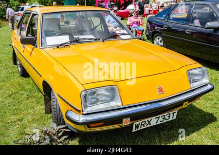 Vista frontale di un 1978 Mark 1 Vauxhall Cavalier 2000GL in giallo al Berkshire Motor Show di Reading, Regno Unito Foto Stock