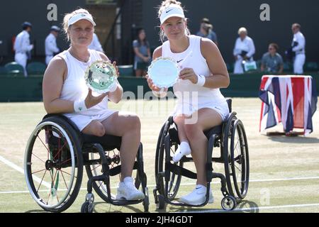 (Da L a R) Aniek Van Koot e Diede de Groot dei Paesi Bassi (nella foto) hanno perso a Yui Kamiji del Giappone e a Dana Mathewson degli Stati Uniti d'America nei campionati di tennis per sedia a rotelle doppi delle Signore a Wimbledon 2022. Foto Stock