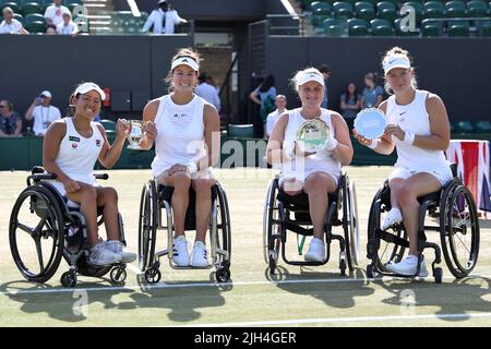 (Da L a R) Yui Kamiji del Giappone e Dana Mathewson degli Stati Uniti hanno vinto il titolo di campionato femminile di tennis su sedia a rotelle doppio contro Aniek Van Koot e Diede de Groot dei Paesi Bassi a Wimbledon 2022. Foto Stock