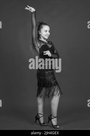 ragazza allegra sala da ballo ballerino ragazza in abito, danza Foto Stock