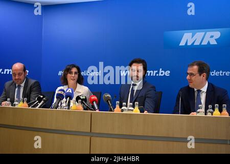 Bruxelles, Belgio. 15th luglio 2022. Il segretario di Stato per l'agenda digitale e la privacy Mathieu Michel, il ministro degli Affari esteri Hadja Lahbib, il presidente Georges-Louis Bouchez e il ministro dell'Agricoltura e David Clarinval delle PMI, illustrato nel corso di una conferenza stampa del partito liberale francofona MR, relativa alla carica di ministro degli Affari esteri, presso la loro sede a Bruxelles, Venerdì 15 Luglio 2022. Il ministro degli Esteri Wilmes si è dimesso a causa di un marito che soffre di gravi problemi di salute. FOTO DI BELGA ERIC LALMAND Credit: Belga News Agency/Alamy Live News Foto Stock