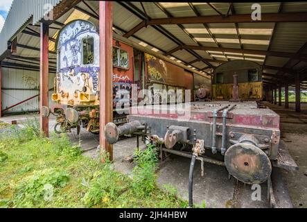 Vecchi carrelli del materiale rotabile in disuso parcheggiati alla stazione di Hellifield in attesa di un ruolo futuro successivo......forse ricambi, rottamazione o addirittura restauro. 14/7/22. Foto Stock