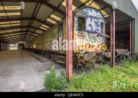 Vecchi carrelli del materiale rotabile in disuso parcheggiati alla stazione di Hellifield in attesa di un ruolo futuro successivo......forse ricambi, rottamazione o addirittura restauro. 14/7/22. Foto Stock