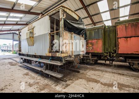 Vecchi carrelli del materiale rotabile in disuso parcheggiati alla stazione di Hellifield in attesa di un ruolo futuro successivo......forse ricambi, rottamazione o addirittura restauro. 14/7/22. Foto Stock