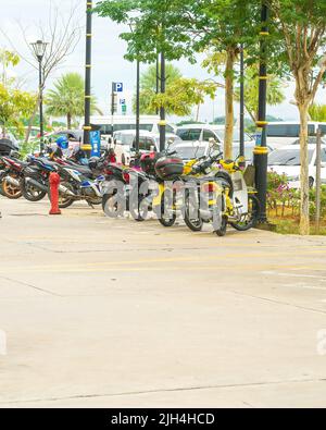 Kuala Terengganu, Malesia - 25 giugno 2022: Una fila di parcheggi per motociclette lungo la strada durante gli eventi della settimana ciclistica di Terengganu. Foto Stock