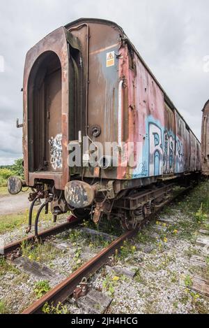 Vecchi carrelli del materiale rotabile in disuso parcheggiati alla stazione di Hellifield in attesa di un ruolo futuro successivo......forse ricambi, rottamazione o addirittura restauro. 14/7/22. Foto Stock