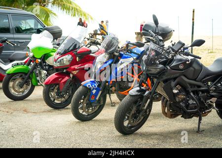 Kuala Terengganu, Malesia - 25 giugno 2022: Una fila di parcheggi per motociclette lungo la strada durante gli eventi della settimana ciclistica di Terengganu. Foto Stock