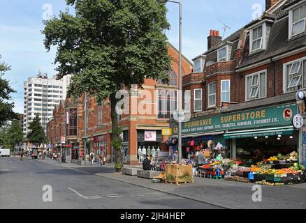 Barking Town Center, Londra, Regno Unito. Ripple Road, mostra il centro commerciale Vicarage Field (centro) e il locale Greengrocer (a destra). Foto Stock