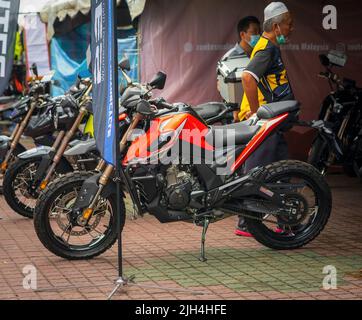 Kuala Terengganu, Malesia - 25 giugno 2022: Una fila di parcheggi per motociclette lungo la strada durante gli eventi della settimana ciclistica di Terengganu. Foto Stock