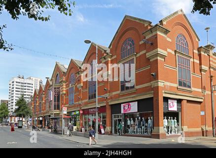 Barking Town Center, Londra, Regno Unito. Ripple Road, mostra il centro commerciale Vicarage Field (a destra). Ambiente di strada trafficato. Giorno d'estate. Foto Stock