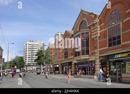 Barking Town Center, Londra, Regno Unito. Ripple Road, mostra il centro commerciale Vicarage Field (a destra). Ambiente di strada trafficato. Giorno d'estate. Foto Stock