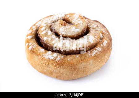 Panini alla cannella. Dessert svedese Kanelbulle isolato su sfondo bianco Foto Stock