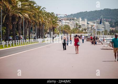 Nizza, Francia-Giugno 2022: Vita lungo la famosa Promenade des Anglais zona pedonale vicino alla spiaggia. Foto Stock