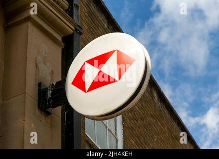 Cartello da parete per la filiale della banca HSBC su High Street, Regno Unito Foto Stock